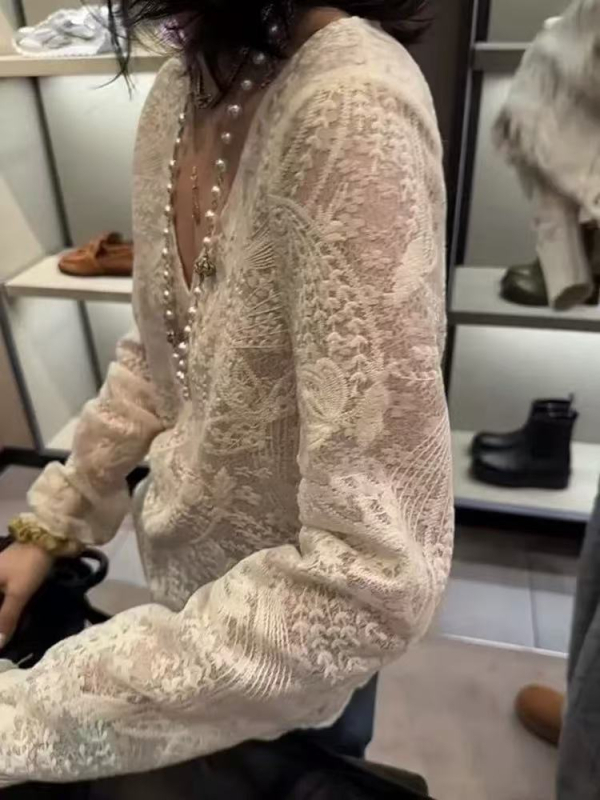 Ženska čipkasta bluza od poliester materijala, udio glavne tkanine 30–50%, V-izrez, dugi rukavi, regular kroj, seksi stil