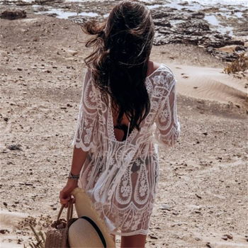 Čipkasto plažno pokrivalo s floralnom izvezkom, okrugli izrez, slobodan kroj, srednja duljina, akril 70–80%