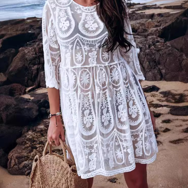 Čipkasto plažno pokrivalo s floralnom izvezkom, okrugli izrez, slobodan kroj, srednja duljina, akril 70–80%