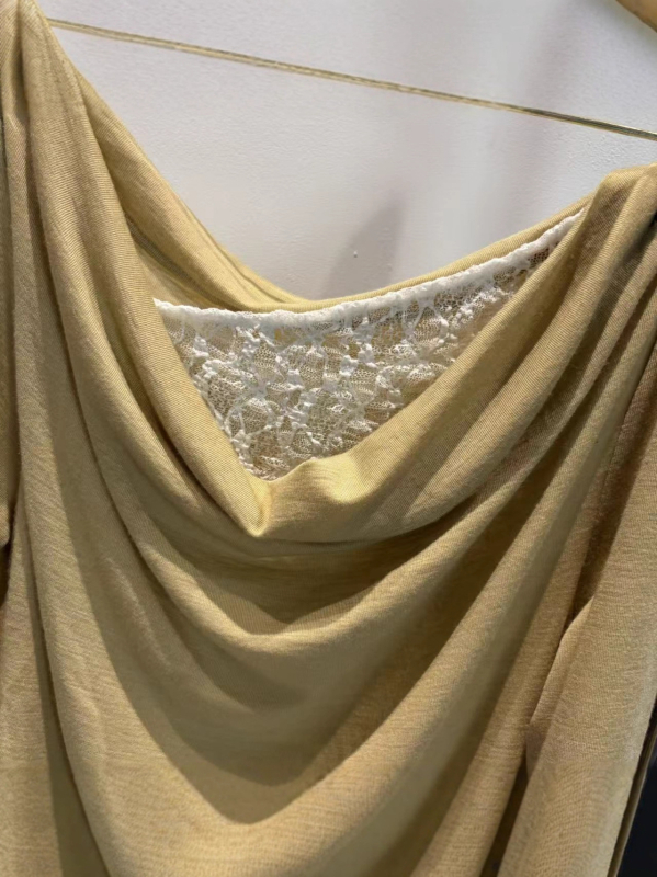 Pleteni T-shirt s čipkom i patchworkom, dugi rukavi, nepravilni kroj
