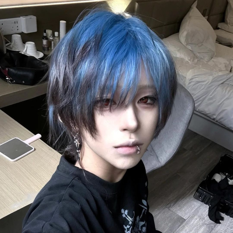 Πλήρης περούκα κεφαλής, κοντή ευθεία τρίχα με φράντζ, σιλουέτα ουράς λύκου, αισθητική δύο διαστάσεων υποκουλτούρας, ίνα μαλλιών υψηλής θερμοκρασίας