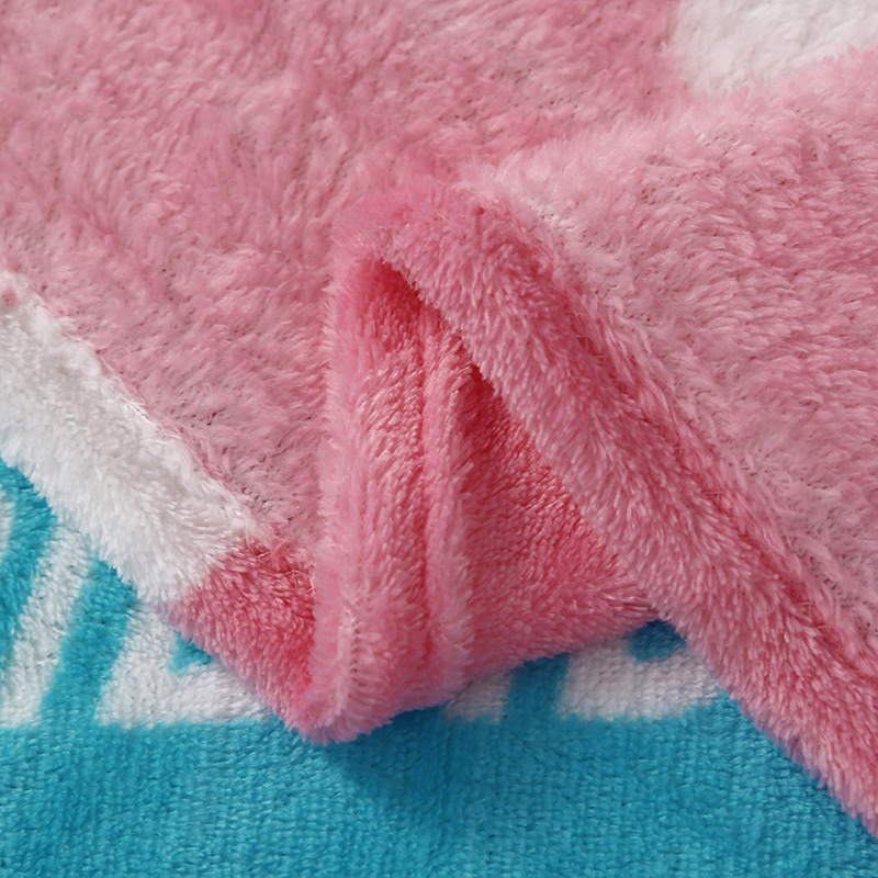 Coral fleece deka, geometrijski uzorak, težina 300–500 g, poliester, pogodna za sve sezone