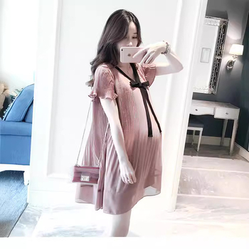 Anyasági plisírozott midi ruha chiffon poliészterből, V-nyakú