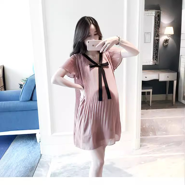 Anyasági plisírozott midi ruha chiffon poliészterből, V-nyakú