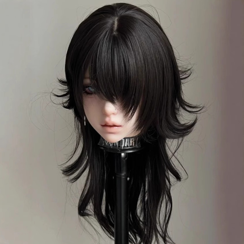 Cosplay wig: duga ravna kosa s bangs, pahuljasto slojevita puna perika, 2D cosplay simulacija, vlakno otporno na visoke temperature