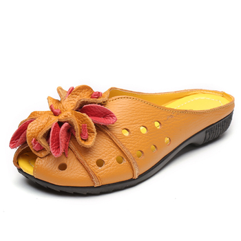 Női nyári szandál első réteg marhabőrből, virágos dizájn, etnikus stílus, csúszásmentes gumitalp, belső műbőr, kúpos sarok 2,5 cm