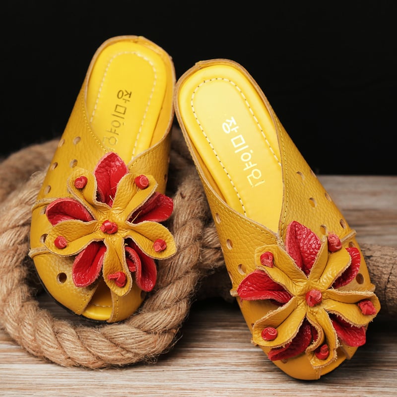 Női nyári szandál első réteg marhabőrből, virágos dizájn, etnikus stílus, csúszásmentes gumitalp, belső műbőr, kúpos sarok 2,5 cm