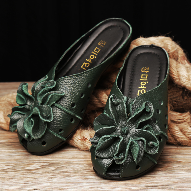 Női nyári szandál első réteg marhabőrből, virágos dizájn, etnikus stílus, csúszásmentes gumitalp, belső műbőr, kúpos sarok 2,5 cm