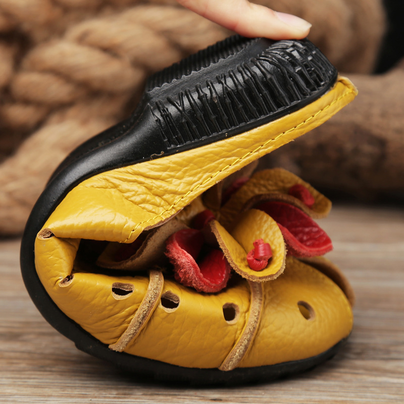 Női nyári szandál első réteg marhabőrből, virágos dizájn, etnikus stílus, csúszásmentes gumitalp, belső műbőr, kúpos sarok 2,5 cm