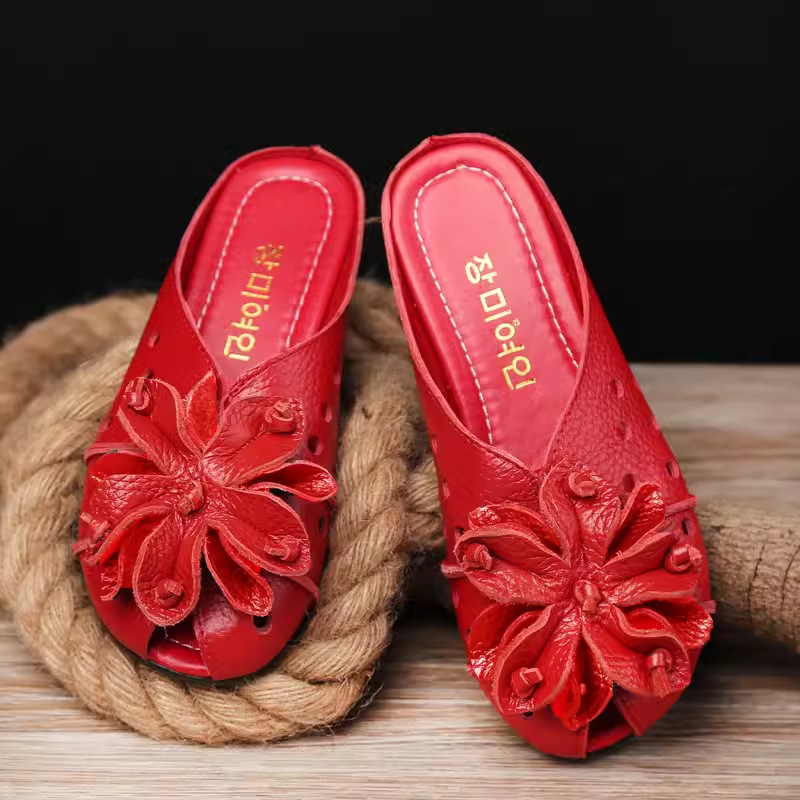 Női nyári szandál első réteg marhabőrből, virágos dizájn, etnikus stílus, csúszásmentes gumitalp, belső műbőr, kúpos sarok 2,5 cm