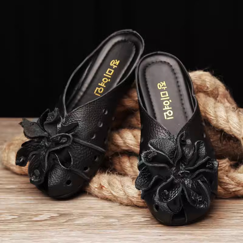 Női nyári szandál első réteg marhabőrből, virágos dizájn, etnikus stílus, csúszásmentes gumitalp, belső műbőr, kúpos sarok 2,5 cm