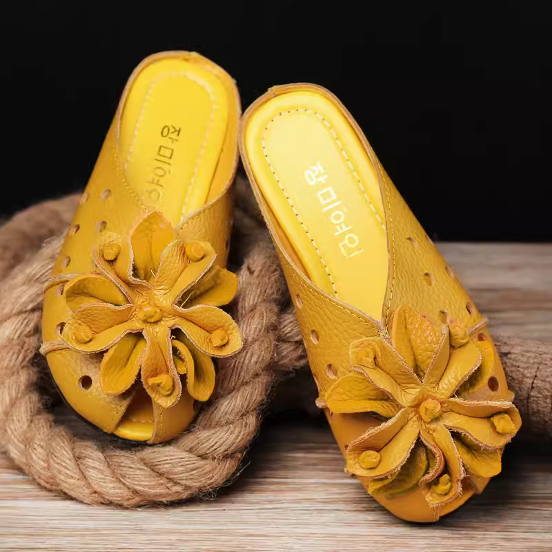 Női nyári szandál első réteg marhabőrből, virágos dizájn, etnikus stílus, csúszásmentes gumitalp, belső műbőr, kúpos sarok 2,5 cm