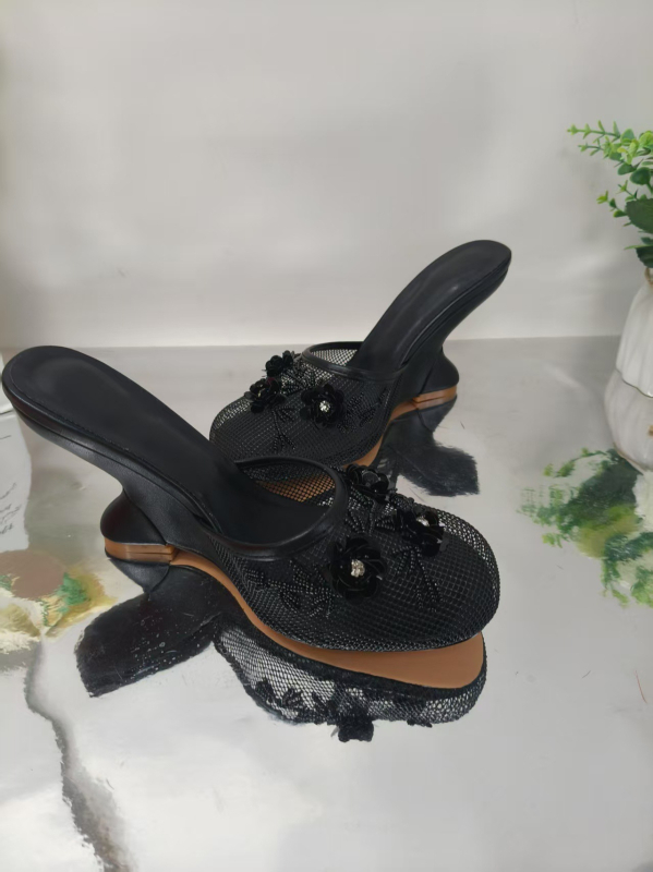 Ženske sandale s mrežastim prednjim dijelom, visok klin, šivane perle, EVA gornji dio, okrugli vrh, PU podstava, gumena potplat, proljeće 2025