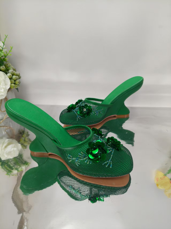 Ženske sandale s mrežastim prednjim dijelom, visok klin, šivane perle, EVA gornji dio, okrugli vrh, PU podstava, gumena potplat, proljeće 2025