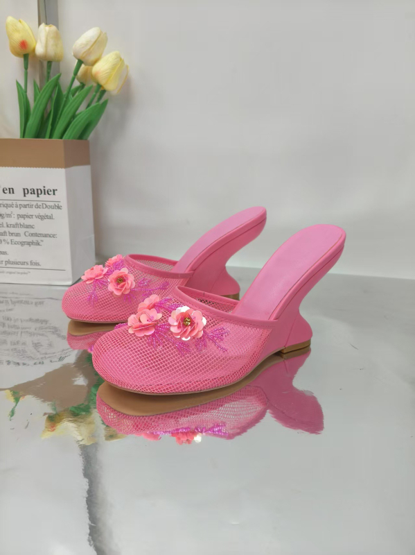 Ženske sandale s mrežastim prednjim dijelom, visok klin, šivane perle, EVA gornji dio, okrugli vrh, PU podstava, gumena potplat, proljeće 2025