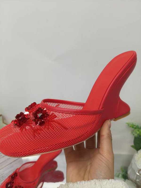 Ženske sandale s mrežastim prednjim dijelom, visok klin, šivane perle, EVA gornji dio, okrugli vrh, PU podstava, gumena potplat, proljeće 2025