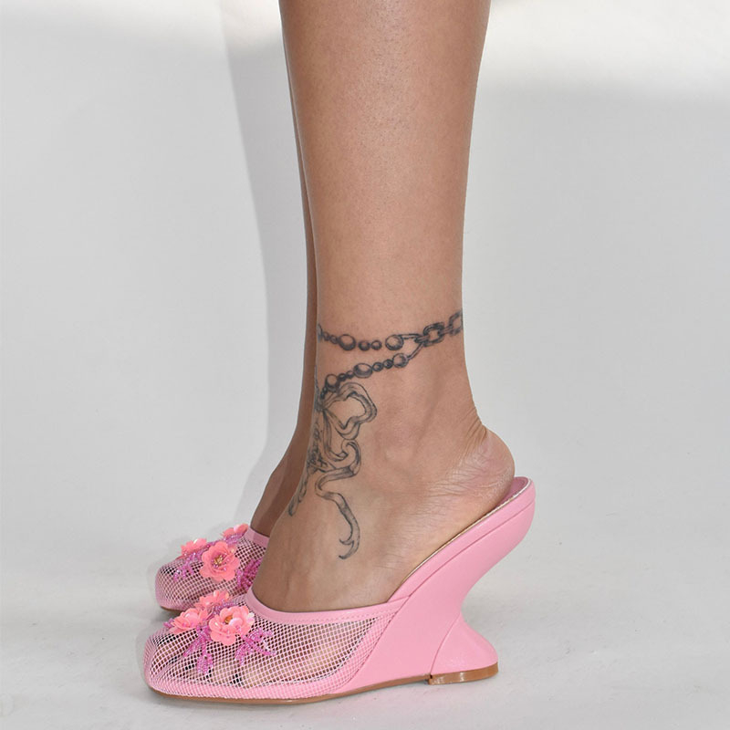 Ženske sandale s mrežastim prednjim dijelom, visok klin, šivane perle, EVA gornji dio, okrugli vrh, PU podstava, gumena potplat, proljeće 2025