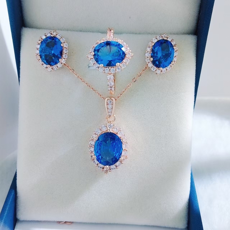 Σετ κοσμημάτων με κολιέ, δαχτυλίδι, σκουλαρίκια και κρεμαστό; χαλκός με επίχρυσώση ροζ χρυσό; αλυσίδα σε σχήμα Ο; συνθετικοί πολύτιμοι λίθοι; μοτίβο με κινούμενο ήρωα