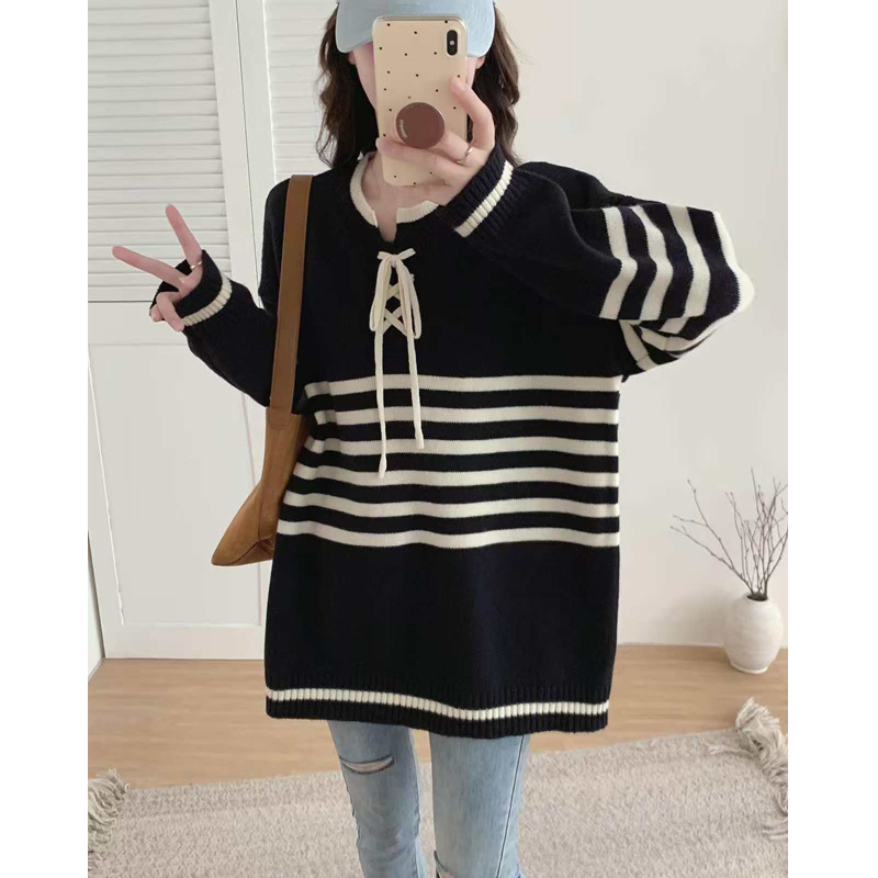 Pulover tricotat pentru gravide, cu glugă, model cu dungi color-block, croială lejeră, acrilic cu poliester 30–50%, iarnă 2025.