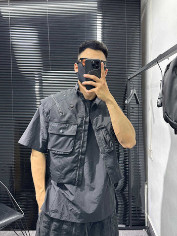 Munkás mellény, Hongkong-stílusú, karcsú szabású, álló gallér, zipzárral záródó, többszörös zsebek 3D patch dizájnnal