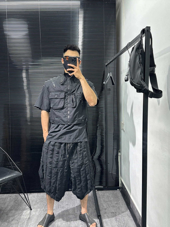 Munkás mellény, Hongkong-stílusú, karcsú szabású, álló gallér, zipzárral záródó, többszörös zsebek 3D patch dizájnnal