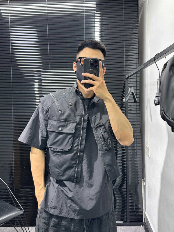 Munkás mellény, Hongkong-stílusú, karcsú szabású, álló gallér, zipzárral záródó, többszörös zsebek 3D patch dizájnnal