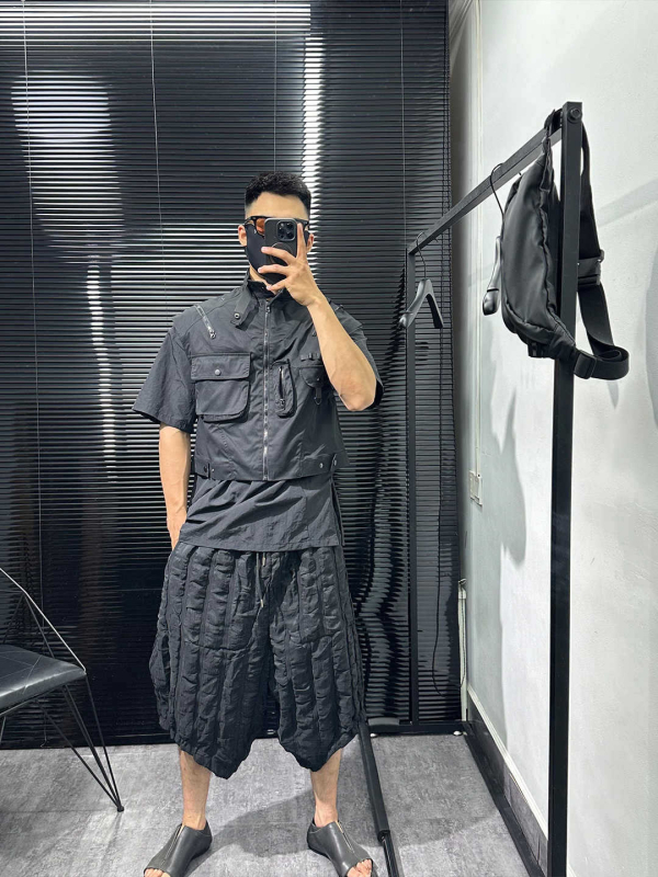 Munkás mellény, Hongkong-stílusú, karcsú szabású, álló gallér, zipzárral záródó, többszörös zsebek 3D patch dizájnnal