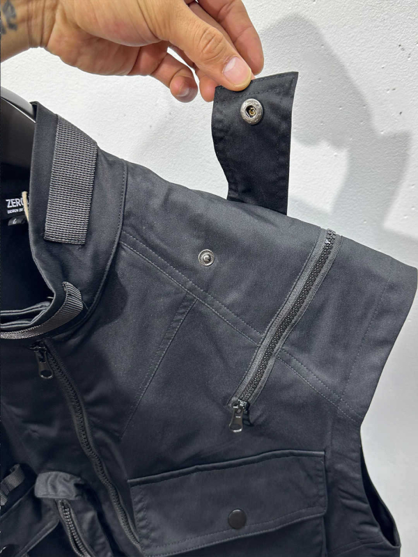 Munkás mellény, Hongkong-stílusú, karcsú szabású, álló gallér, zipzárral záródó, többszörös zsebek 3D patch dizájnnal