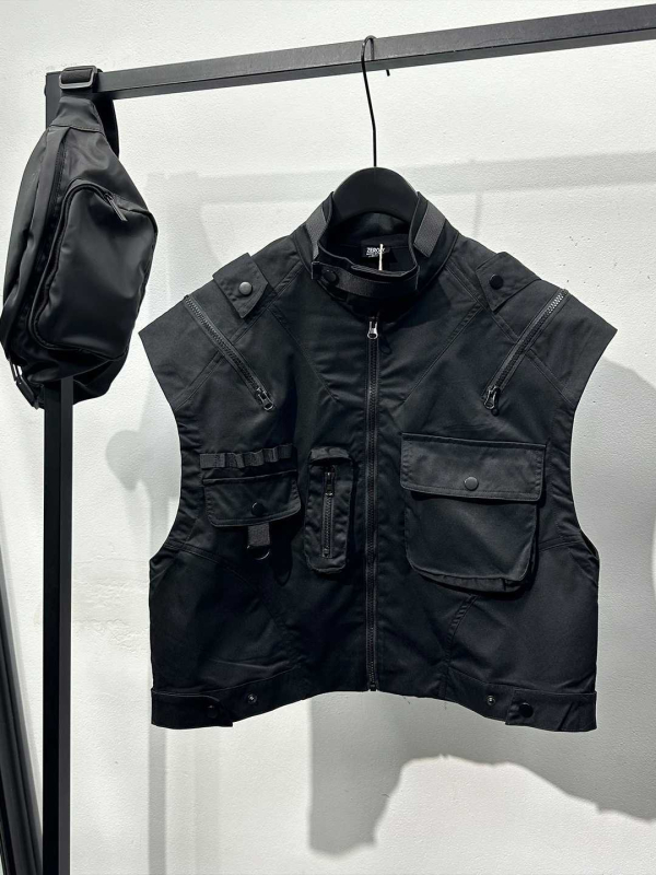 Munkás mellény, Hongkong-stílusú, karcsú szabású, álló gallér, zipzárral záródó, többszörös zsebek 3D patch dizájnnal