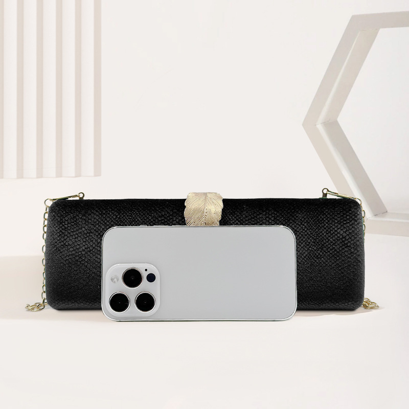 Bársony estélyi táska lánccal, függőleges négyszögletes forma, levél alakú zár, telefon és személyi igazolvány zsebek