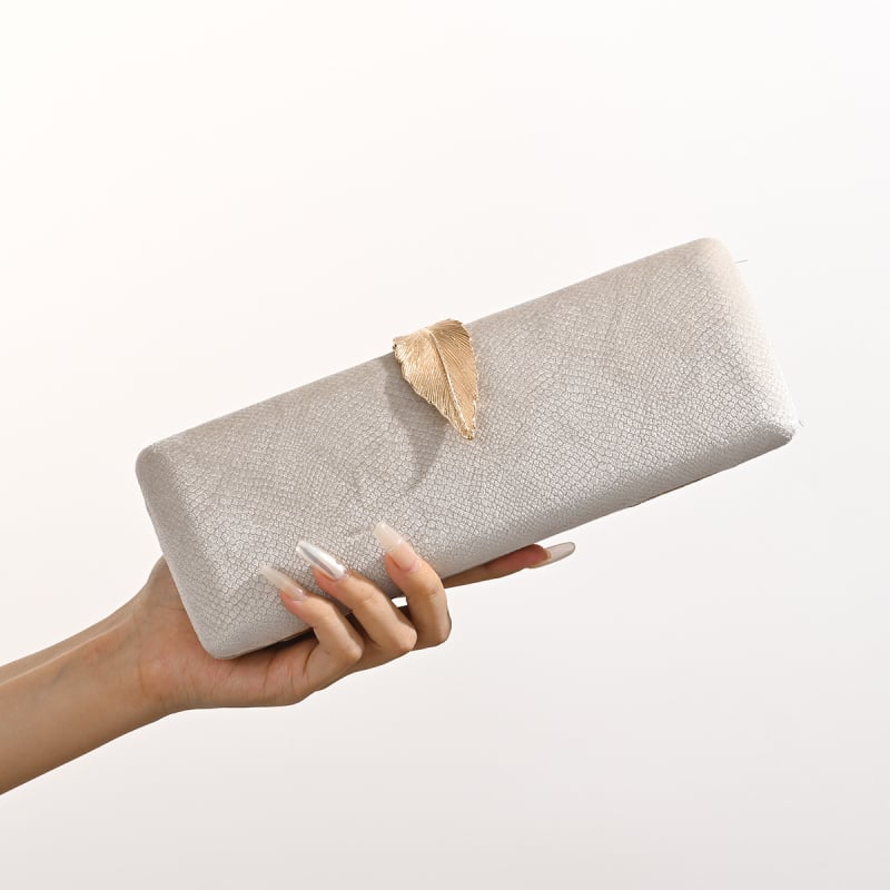 Bársony estélyi táska lánccal, függőleges négyszögletes forma, levél alakú zár, telefon és személyi igazolvány zsebek