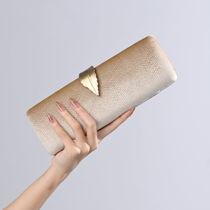 Bársony estélyi táska lánccal, függőleges négyszögletes forma, levél alakú zár, telefon és személyi igazolvány zsebek