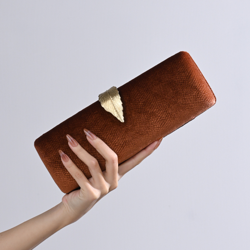 Bársony estélyi táska lánccal, függőleges négyszögletes forma, levél alakú zár, telefon és személyi igazolvány zsebek