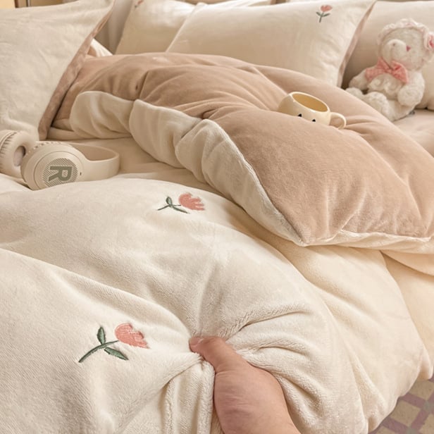 Poliészter bársony ágyneműkészlet, négy darabból álló, egyszínű mintázat, reaktív nyomtatás, hímzett és quiltelt, modern minimalist stílus, 1000–1500 g