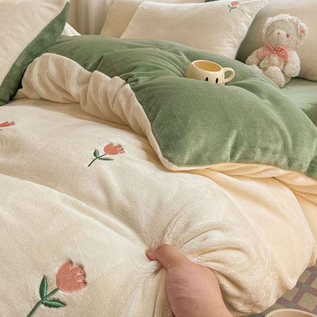 Poliészter bársony ágyneműkészlet, négy darabból álló, egyszínű mintázat, reaktív nyomtatás, hímzett és quiltelt, modern minimalist stílus, 1000–1500 g