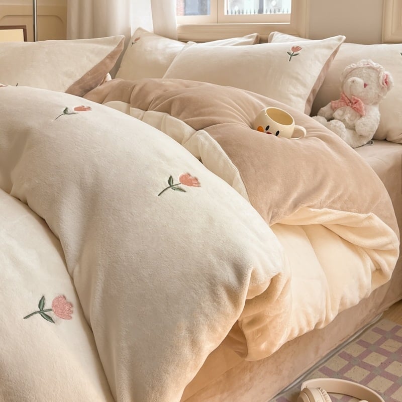 Poliészter bársony ágyneműkészlet, négy darabból álló, egyszínű mintázat, reaktív nyomtatás, hímzett és quiltelt, modern minimalist stílus, 1000–1500 g