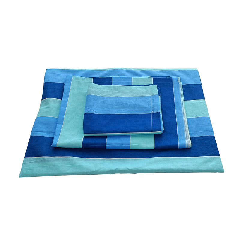 Háromrészes egyetemi hálóruha garnitúra egyágyas ágyhoz: paplanhuzat, párnahuzat és lepedő; csíkos minta; pamut; reaktív nyomtatás; sima szövés; modern stílus.