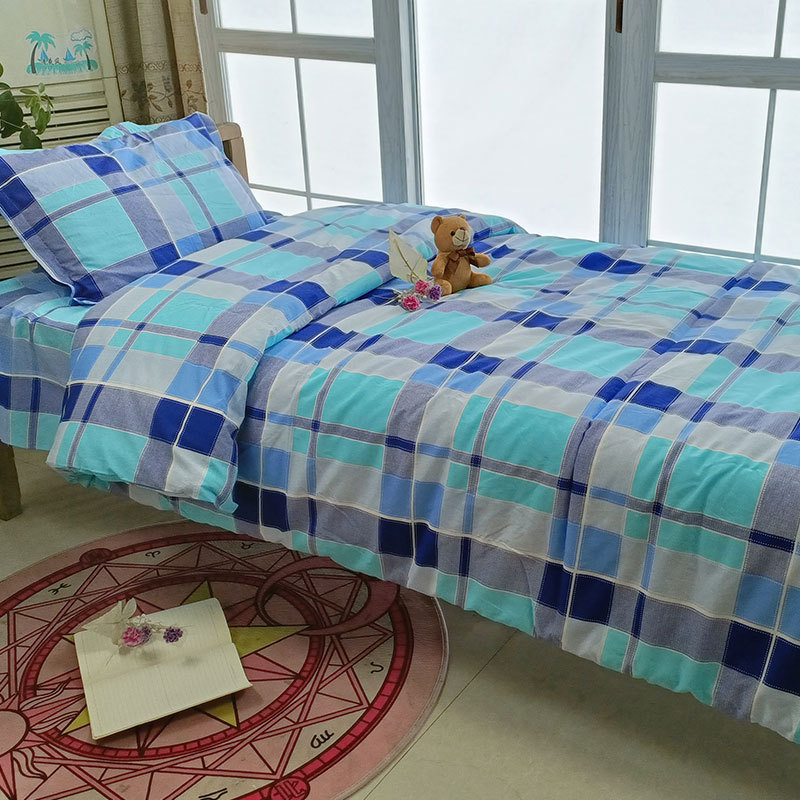 Háromrészes egyetemi hálóruha garnitúra egyágyas ágyhoz: paplanhuzat, párnahuzat és lepedő; csíkos minta; pamut; reaktív nyomtatás; sima szövés; modern stílus.