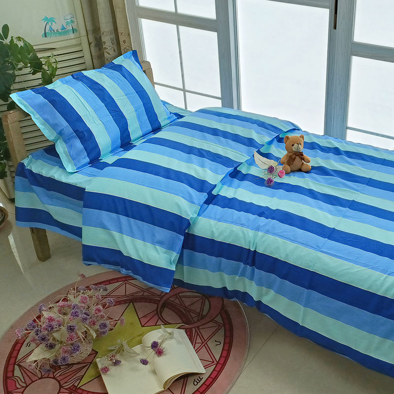 Háromrészes egyetemi hálóruha garnitúra egyágyas ágyhoz: paplanhuzat, párnahuzat és lepedő; csíkos minta; pamut; reaktív nyomtatás; sima szövés; modern stílus.