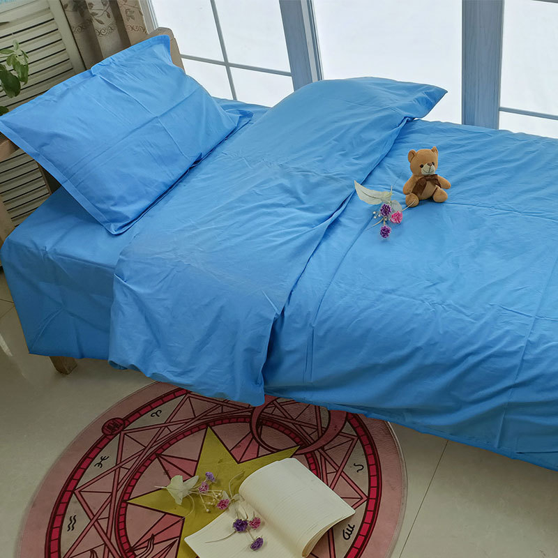 Háromrészes egyetemi hálóruha garnitúra egyágyas ágyhoz: paplanhuzat, párnahuzat és lepedő; csíkos minta; pamut; reaktív nyomtatás; sima szövés; modern stílus.