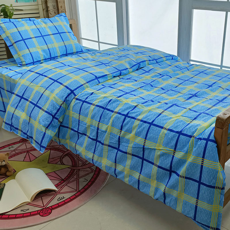 Háromrészes egyetemi hálóruha garnitúra egyágyas ágyhoz: paplanhuzat, párnahuzat és lepedő; csíkos minta; pamut; reaktív nyomtatás; sima szövés; modern stílus.