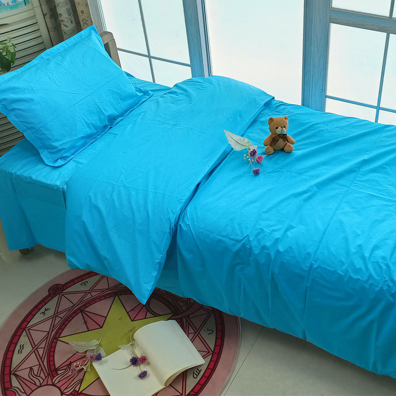 Háromrészes egyetemi hálóruha garnitúra egyágyas ágyhoz: paplanhuzat, párnahuzat és lepedő; csíkos minta; pamut; reaktív nyomtatás; sima szövés; modern stílus.