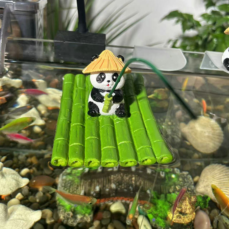 Plutajući panda na bambusovom splavu – ukras za akvarij i ribnjak, sintetička smola (Pengba)