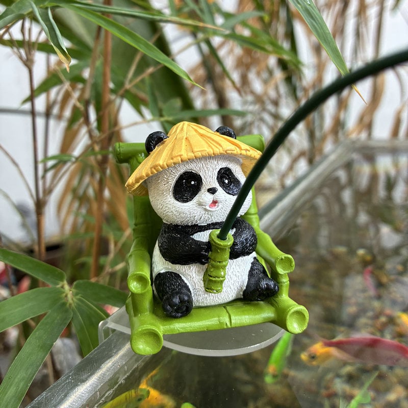 Akváriumi dekor Panda horgász miniatűr – gyanta, pásztor-stílusú, rajzfilmfigurás, ajándékba illő