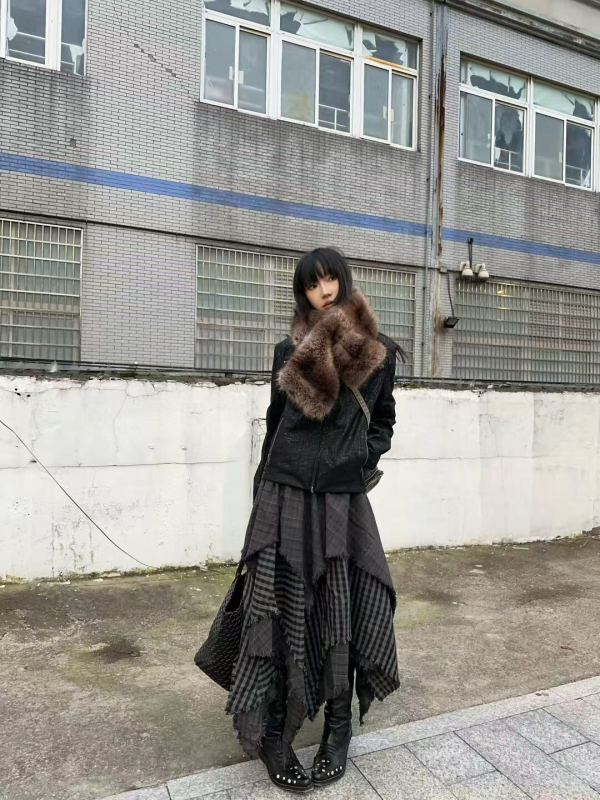 A-linijska suknja srednje duljine s nepravilnim mrežastim patchwork uzorkom, denim tkanina, blaga elastičnost
