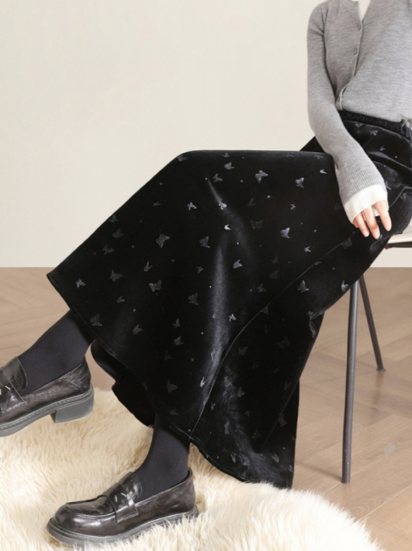 Velur midi suknja s motivom leptira, A-linija, jacquard, 95% poliester + elastan, mikroelastičnost, pogodna za jabčni tip tijela, zima 2025