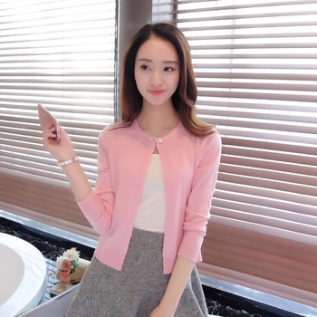 Keskeny szabású kötött kardigán gyöngy gombokkal, Mercerized pamut, pamut 50–70% tartalom, egy gombos záródás, kerek nyak