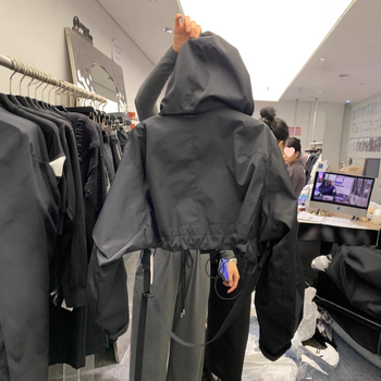 Ženska kratka jakna s kapuljačom od poliestera, dugi rukavi, zatvarač, elegantan gradski stil