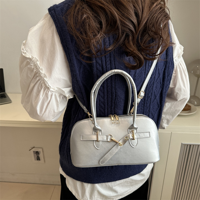 Ženska crossbody torba ispod pazuha - PU koža, gradski minimalistički stil, zatvarač, najlon podstava, dvostruki remen