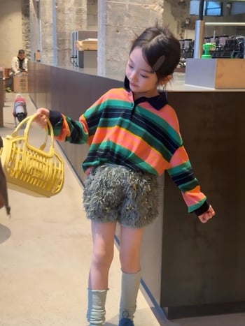 Σετ κοριτσιών άνοιξη-καλοκαίρι 2026: ριγέ polo πουκάμισο με παγιέτες και σορτς με φούντες, κορεάτικο στυλ, βαμβάκι, ηλικίες 3–8 ετών